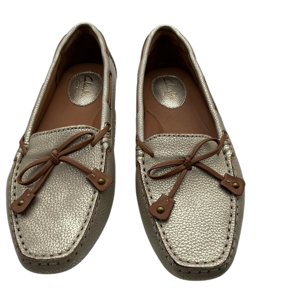 Clark’s Elegant Silver leather Loafers‎ with Brown Accents size 5M